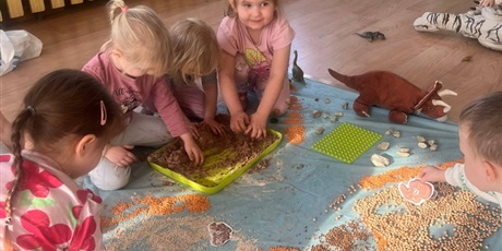 Powiększ grafikę: dzien-dinozaura-680266.jpg